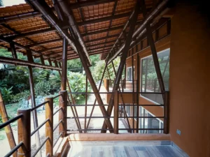 Balcón con soporte de techo diagonal de postes de bambú guadua