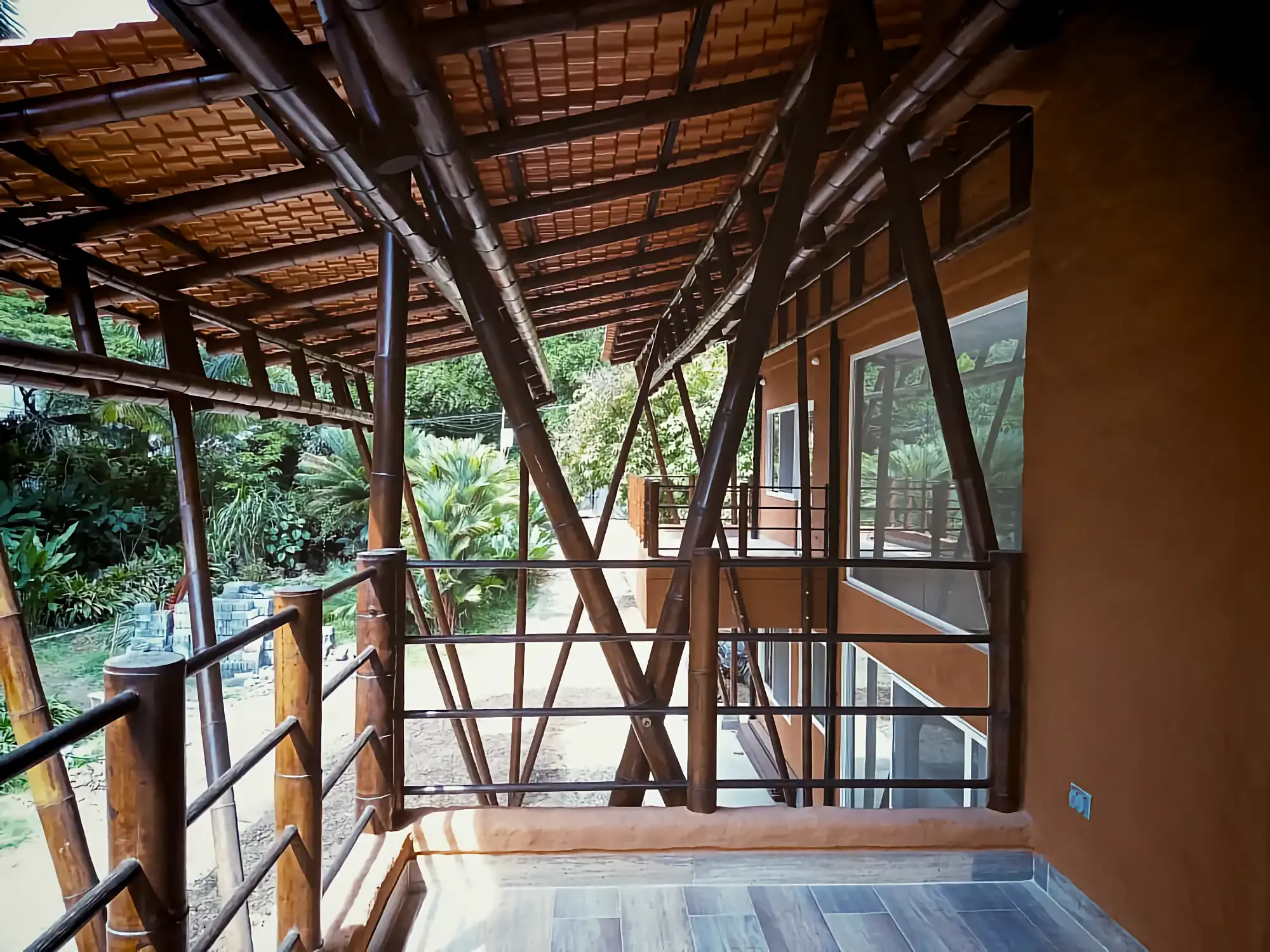 Balcón con soporte de techo diagonal de postes de bambú guadua