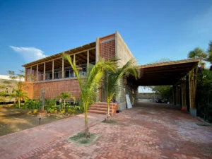 Casa con garaje de bambú guadua