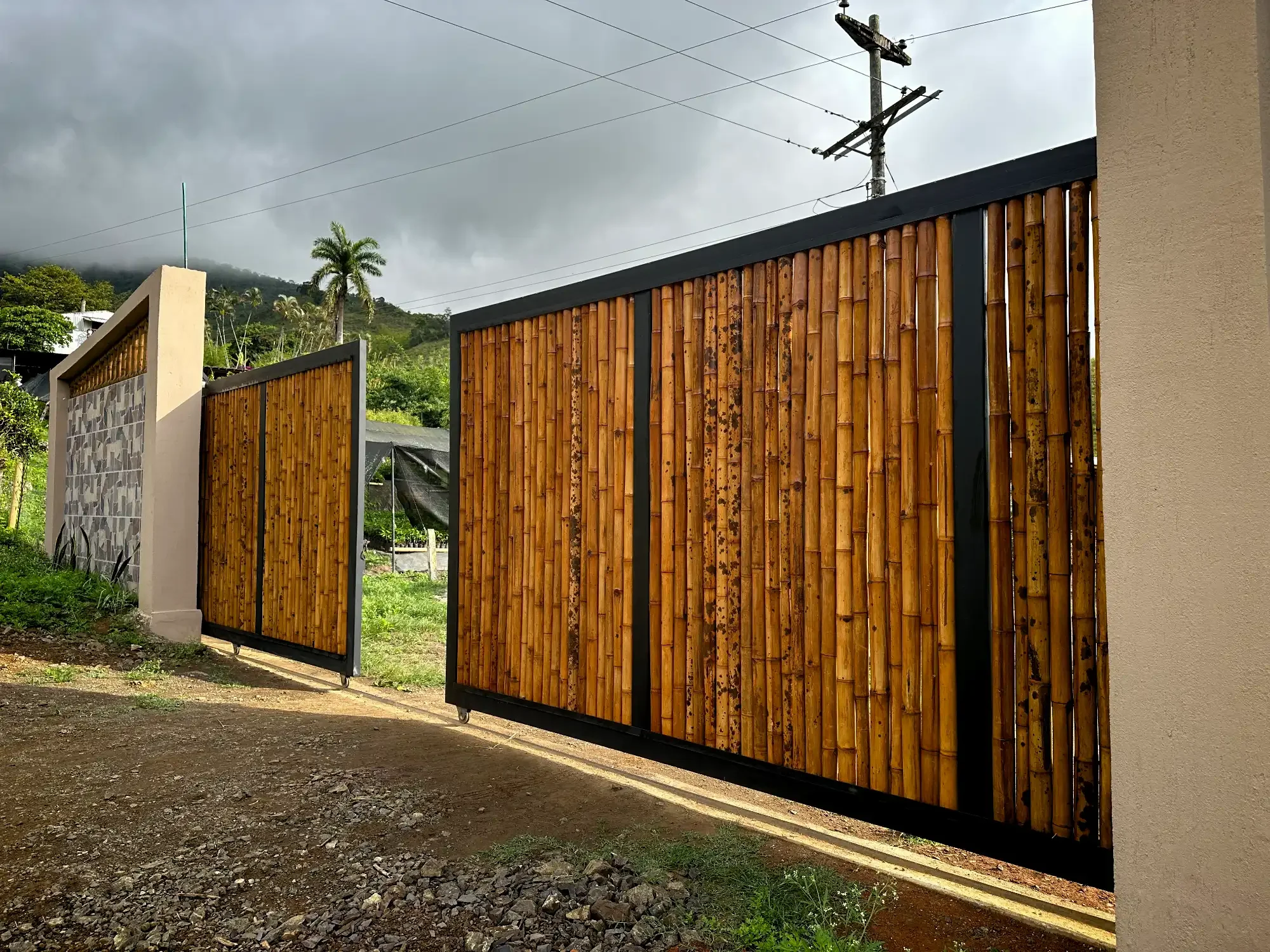 Porton de entrada en bambú Guadua