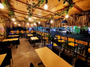 Cielo raso tropical de bambú en un restaurante