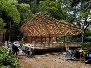 Entrada al parque de Cerro Tusa con estructura en bambú Guadua